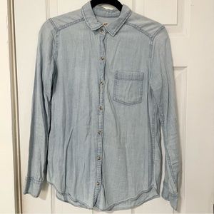 Hollister women’s light denim button up t-shirt